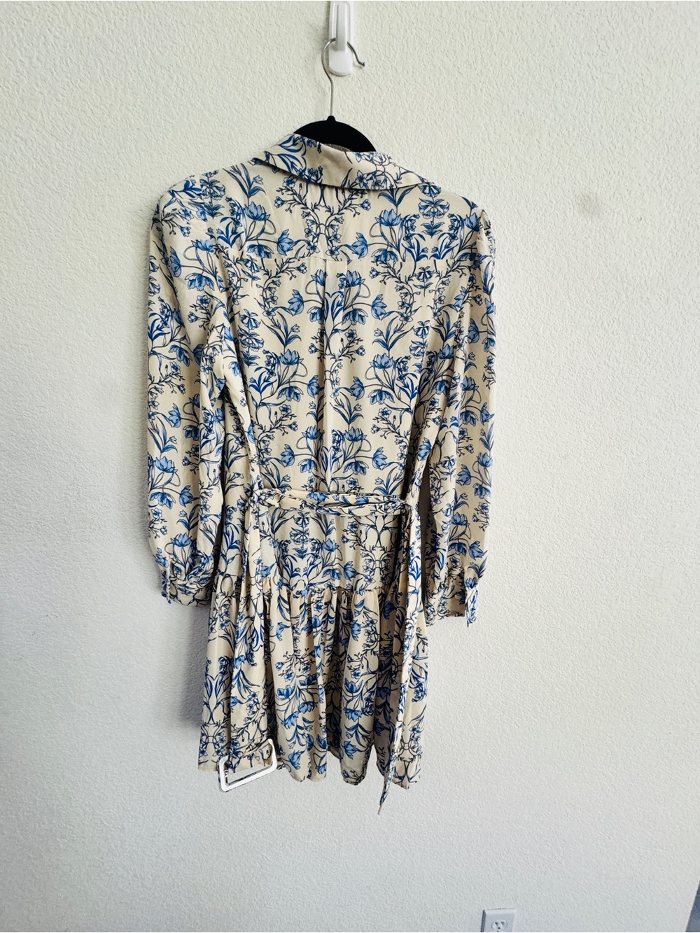 Cynthia Steffe Cream Dress with Blue Floral fit and flare long sleeve Medium - Picture 5 of 6
